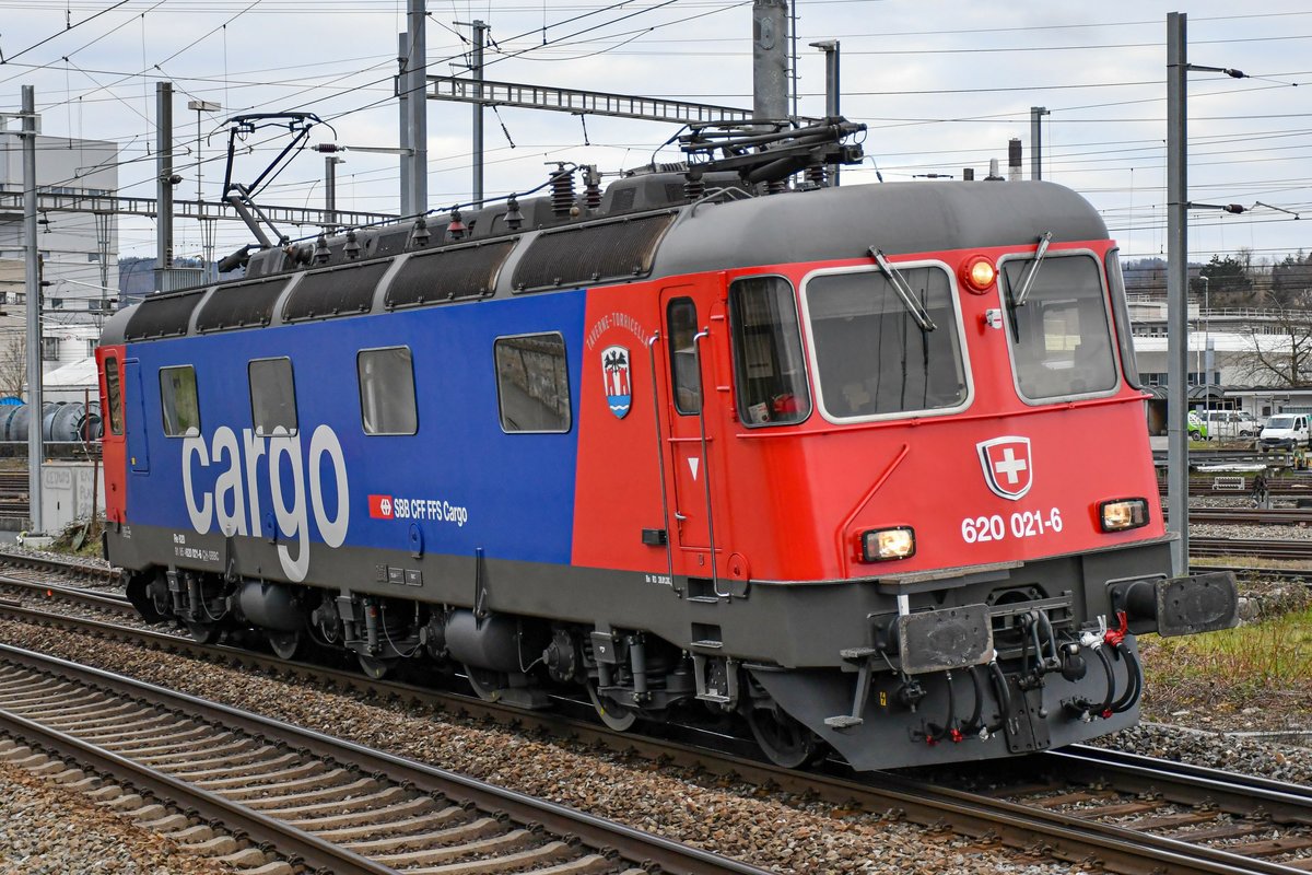 Am Abend des 22.03.2021 kommt 11621  Taverne-Torricella  mit einem aufgestellten und freundlichen Lokführer in die Kurve ausgangs Brugg in Richtung Bözberg gefahren. 