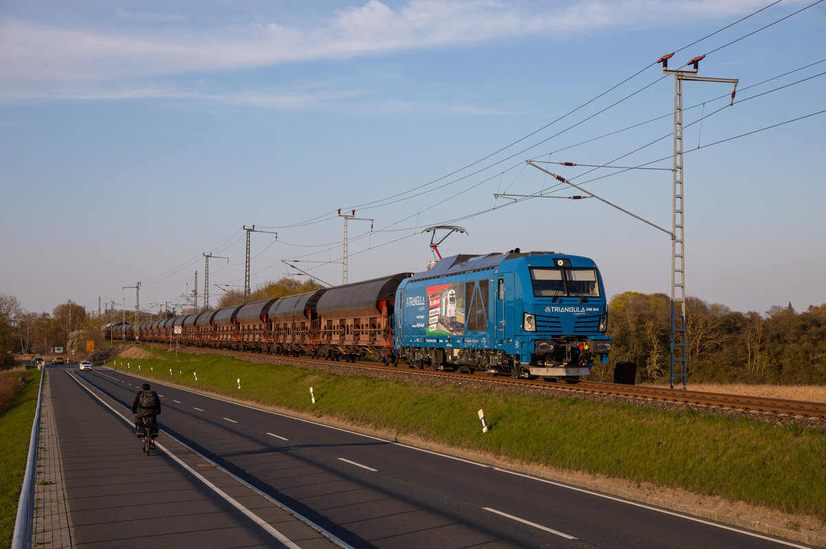 Am Abend des 22.04.2023 rollt die NRAIL 248 044 für Triangula mit einem leeren Getreidezug aus Mukran, bei Altefähr über den Rügendamm.
