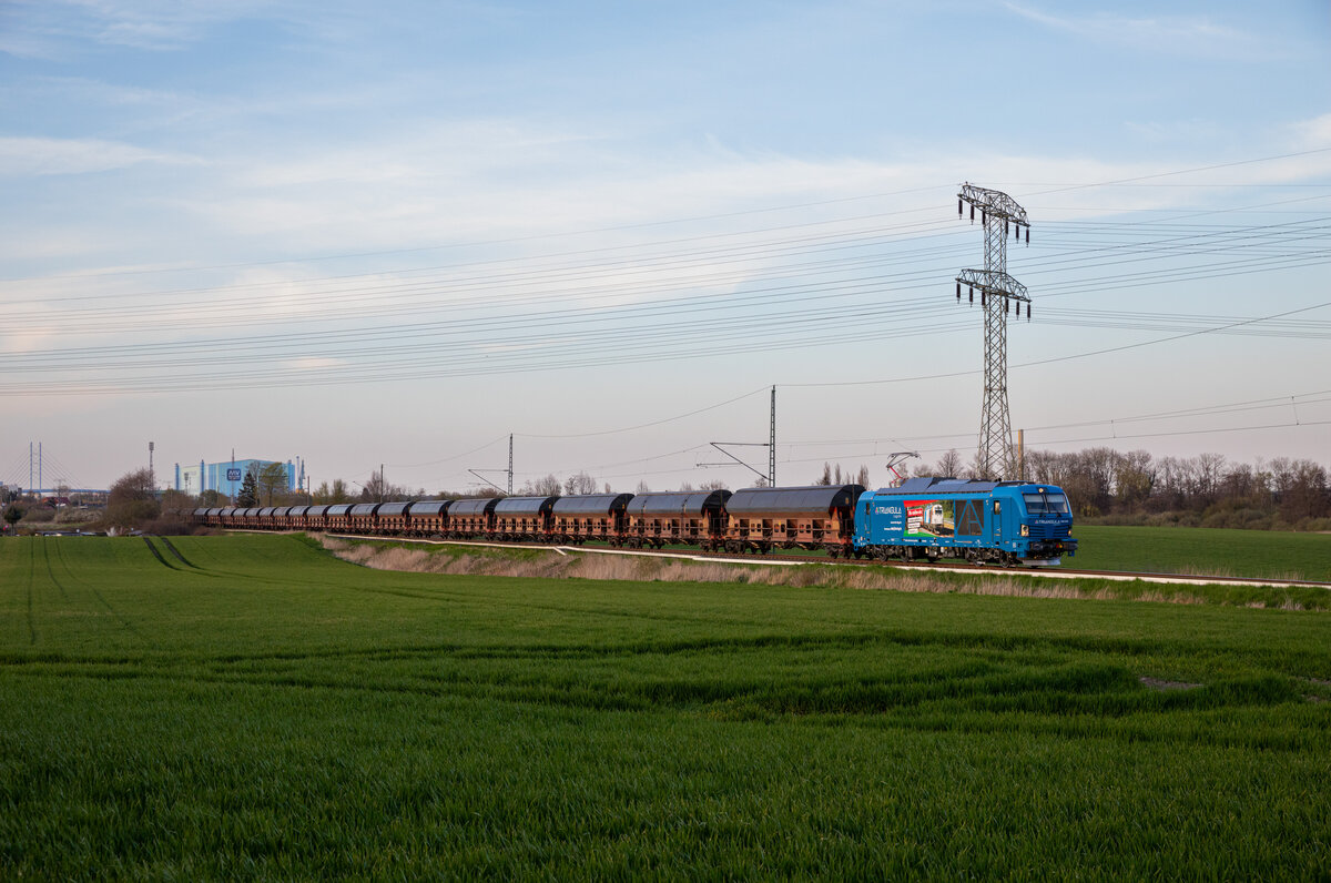 Am Abend des 22.04.2023 rollt die NRAIL 248 044 für Triangula mit einem leeren Getreidezug aus Mukran, bei Voigdehagen, weiter in Richtung Demmin.