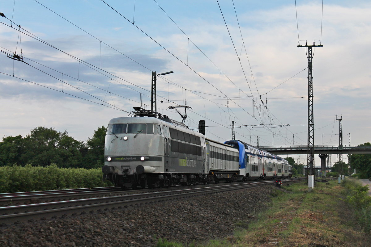 Am Abend des 22.05.2018 überführte die RADVE 103 222-6 den Mälartåg 001 (701 601-5/701 301-2) von Basel Bad Bf in Richtung Padborg, als sie bei Müllheim (Baden) über die Rheintalbahn gen Freiburg (Breisgau) fuhren und noch ziemlich am Anfang ihrer Reise waren.