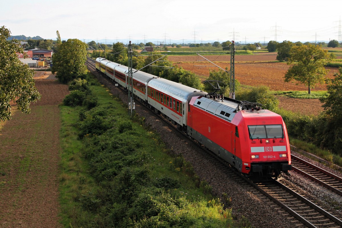 Am Abend des 22.08.2014 fuhr die 101 002-4 mit dem CNL 472 (Basel SBB - Kopenhagen CS)  Aurora  bei Auggen der Nacht entgegen.