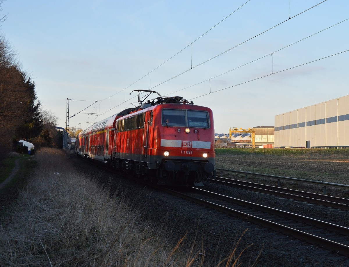 Am Abend des 22.3.2015 kommt die 111 093 mit einem RE 4 nach Aachen Hbf gerade aus Erkelenz gen Baal gefahren.