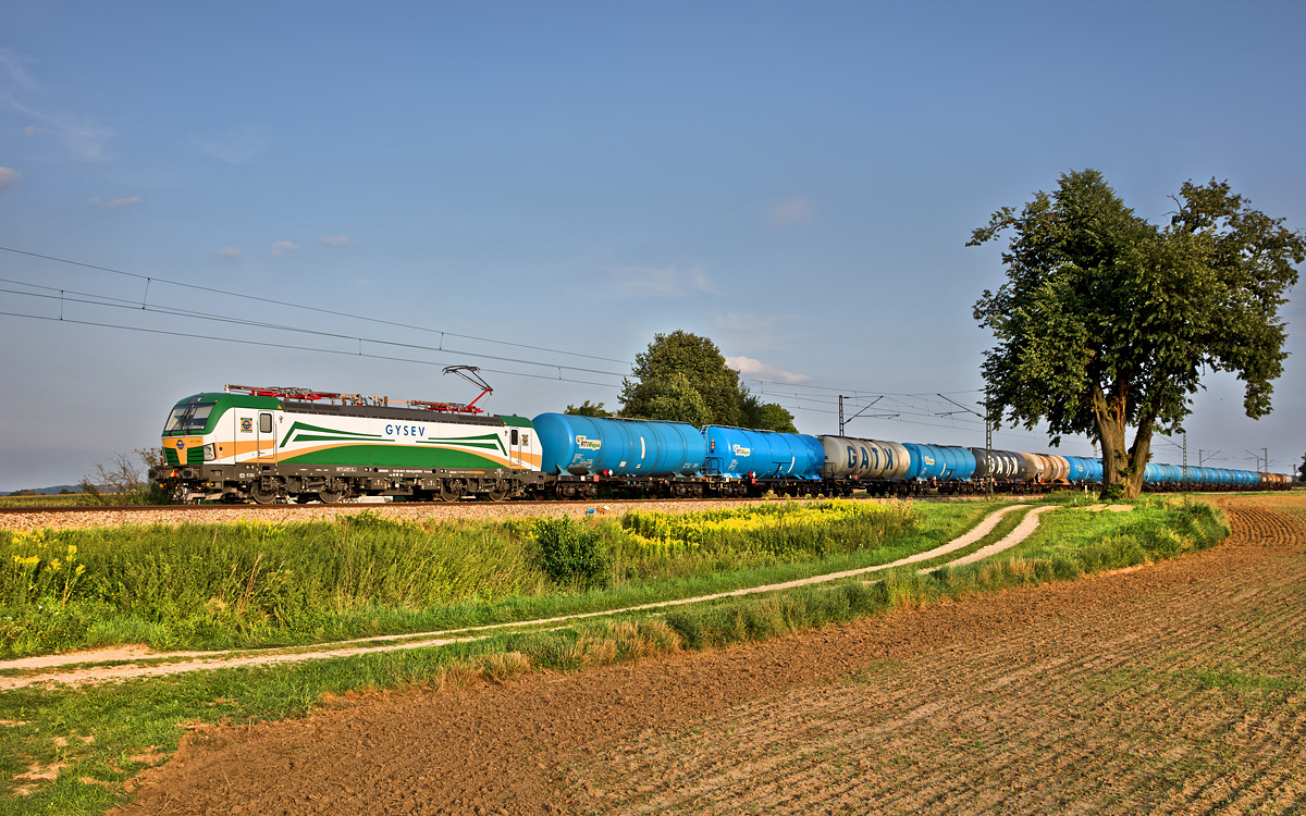 Am Abend des 22.8.2017 fährt die fabrikneue Gysev Elektrolokomotive 471 502 in Langenisarhofen mit einem Kesselwagenzug vorüber.