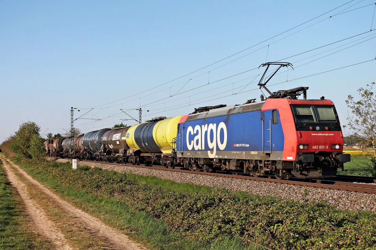 Am Abend des 23.04.2020 fuhr Re 482 021-3 mit dem  BASF -Zug DGS 49069 (Karlsruhe Gbf - Basel SBB RB) südlich von Buggingen durchs Markgräflerland in Richtung Schweiz.