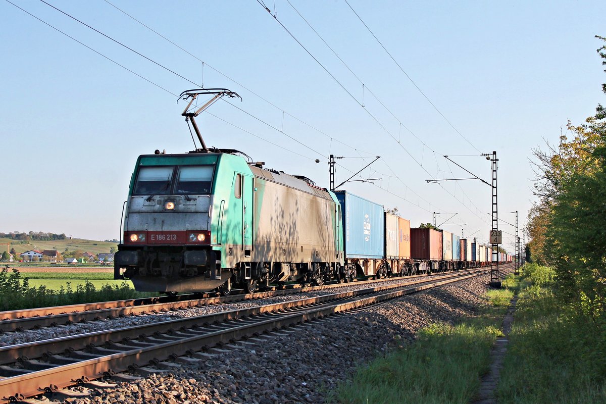 Am Abend des 23.04.2020 fuhr ATLU/XRAIL E 186 213 mit dem DGS 47026 (Basel Bad Rbf - Antwerpen Zuid) nördlich von Hügelheim über die Rheintalbahn in Richtung Freiburg (Breisgau).