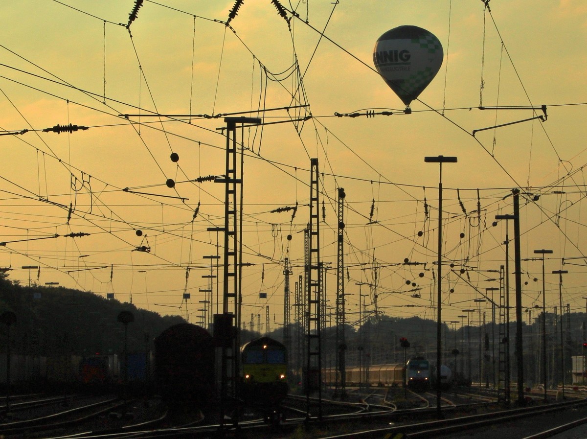 Am Abend des 23.08.2013 fhrt ein Heiluftballon in niedriger Hhe ber Aachen West und lt die abendliche Stimmung noch etwas romantischer erscheinen..
