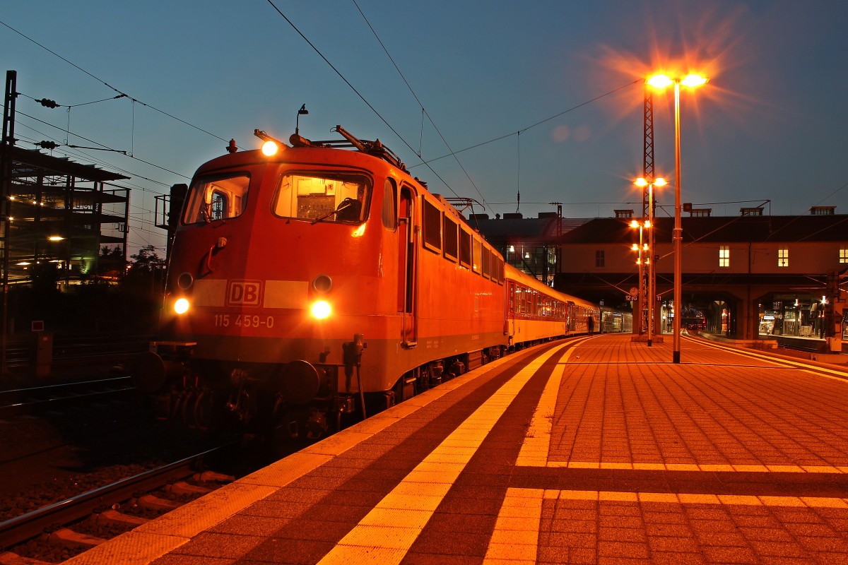 Am Abend des 23.08.2013 stand 115 459-0 mit dem ca. 60 Minuten Verspteten Autoslaaptrein 13409 im Hauptbahnhof von Darmstadt. Wegen der planmigen 1 Stndige Pause in Darmstadt, fuhr der Zug dann kurze Zeit spter mit ca. 14 Minuten weiter.