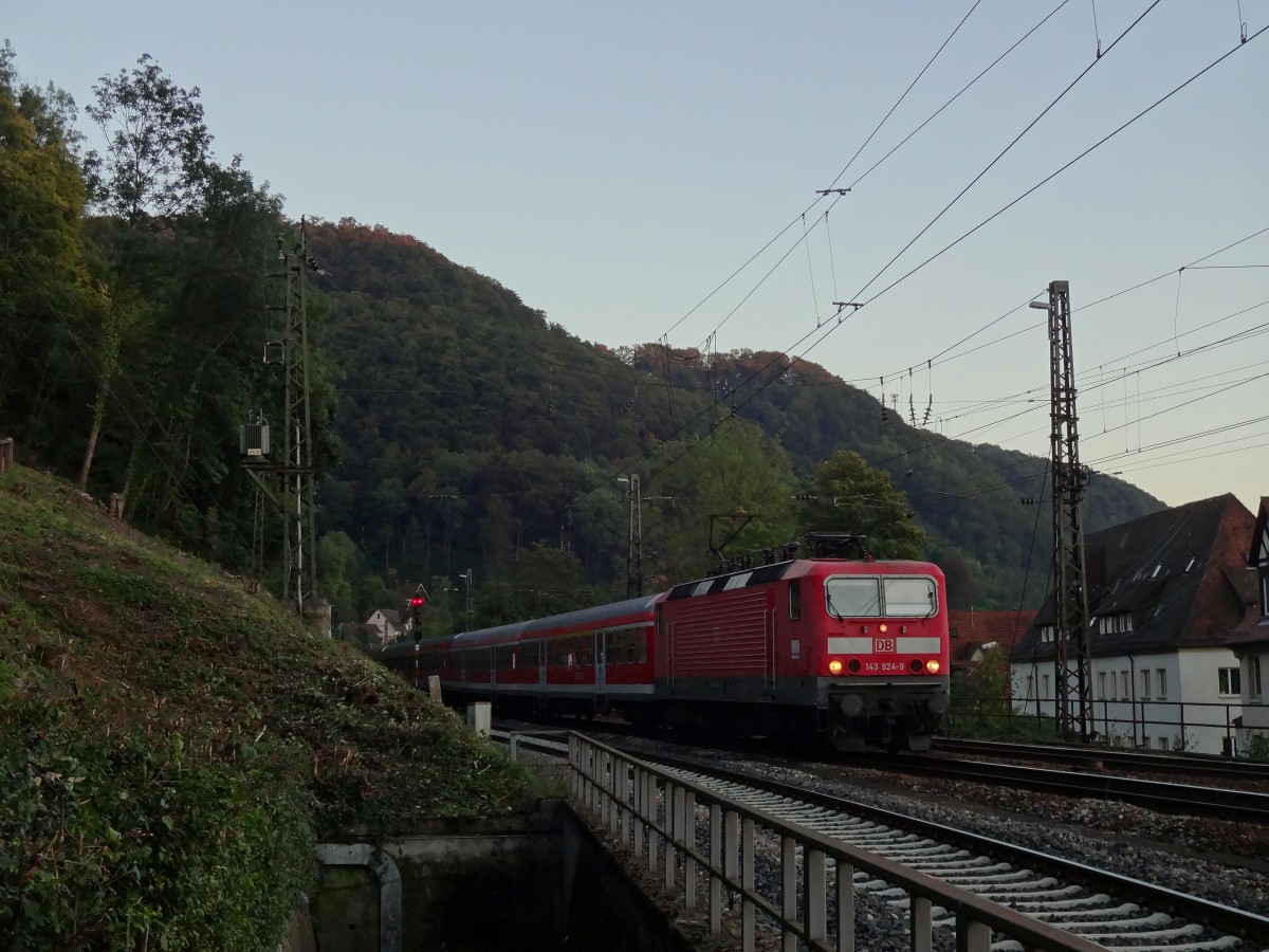 Am Abend des 23.09.14 hat die 143 924 ihre Fahrt von Ulm nach Geislingen vollendet. 
In wenigen Sekunden fährt der Zug in den Endbahnhof und anschließend in die Abstellanlage. 
Aufgenommen bei Geislingen an der Steige. 