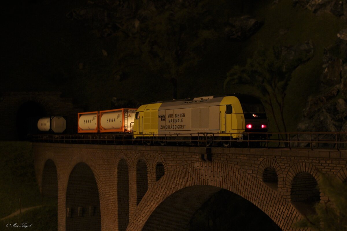 Am Abend des 23.7.2022 fuhr der TEC48754 von Thessaloniki nach Köln ebenfalls wegen des Murenabgangs über den Steinbacher Sattel.
Gezogen wurde der 1200t schwere Ganzzug von der 2015 007, kalt mitgeschleppt wurde die 1144 111 und nachgeschoben wurde der Zug von der 2016 919.