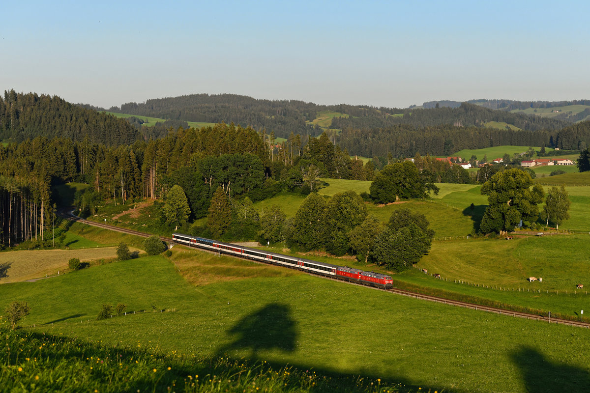 Am Abend des 24. Juni 2020 brachten 218 403 und 452 den EC 190 von München HBF nach Lindau. Bei Heimhofen konnte ich den internationalen Fernzug aufnehmen. Die Ortschaft am rechten Bildrand ist übrigens Harbatshofen. 