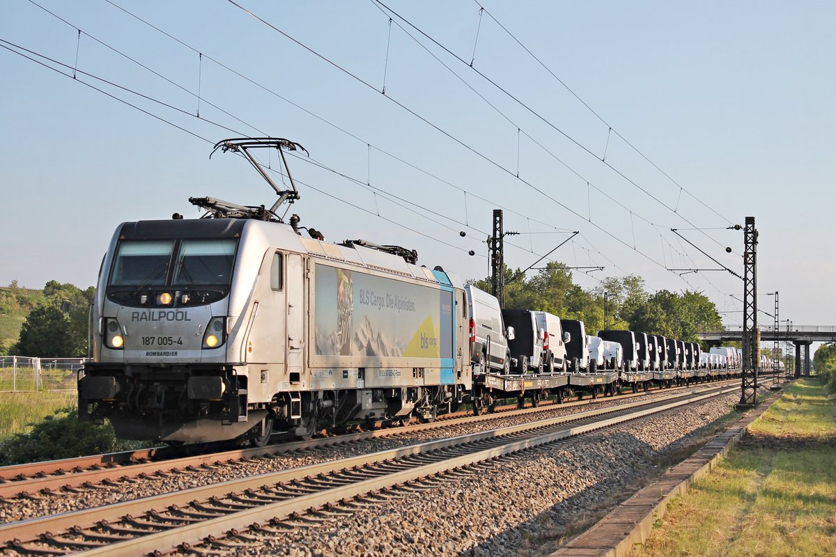 Am Abend des 24.05.2019 fuhr Rpool/BLSC 187 005-4  BLS Cargo. Die Alpinisten.  mit dem  FIAT -Autozug DGS 47008 (Alessandria - Lahr (Schwarz.)) südlich vom Haltepunkt Buggingen über die KBS 703 durchs Rheintal in Richtung Freiburg (Breisgau).