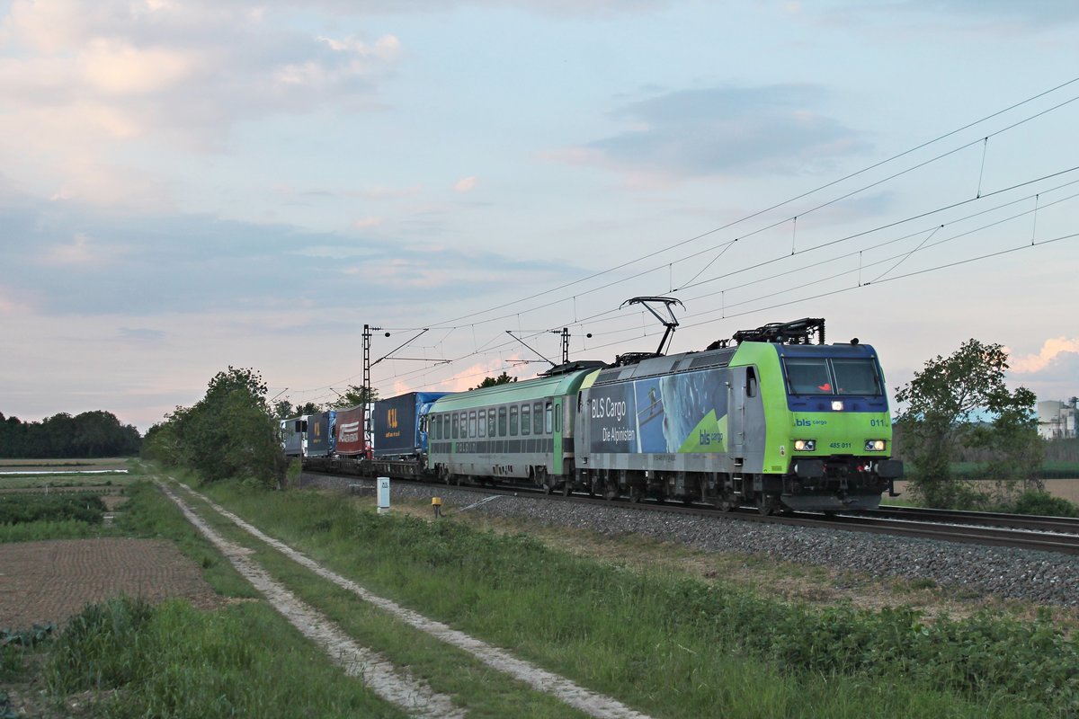 Am Abend des 24.05.2019 fuhr die Re 485 011 mit ihrer RoLa (Freiburg (Brsg) Rbf - Novara Boschetto) zwischen Buggingen und Hügelheim über die KBS 703 durchs Markgräflerland in Richtung Basel.