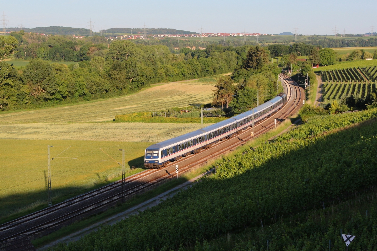 Am Abend des 24.06.2020 kommt ein TRI Ersatzzug auf der Linie RE10b im letzten Licht an den Weinbergen zwischen Lauffen und Nordheim vorbei bevor die Sonne entgültig hinter den Bergen verschwindet.