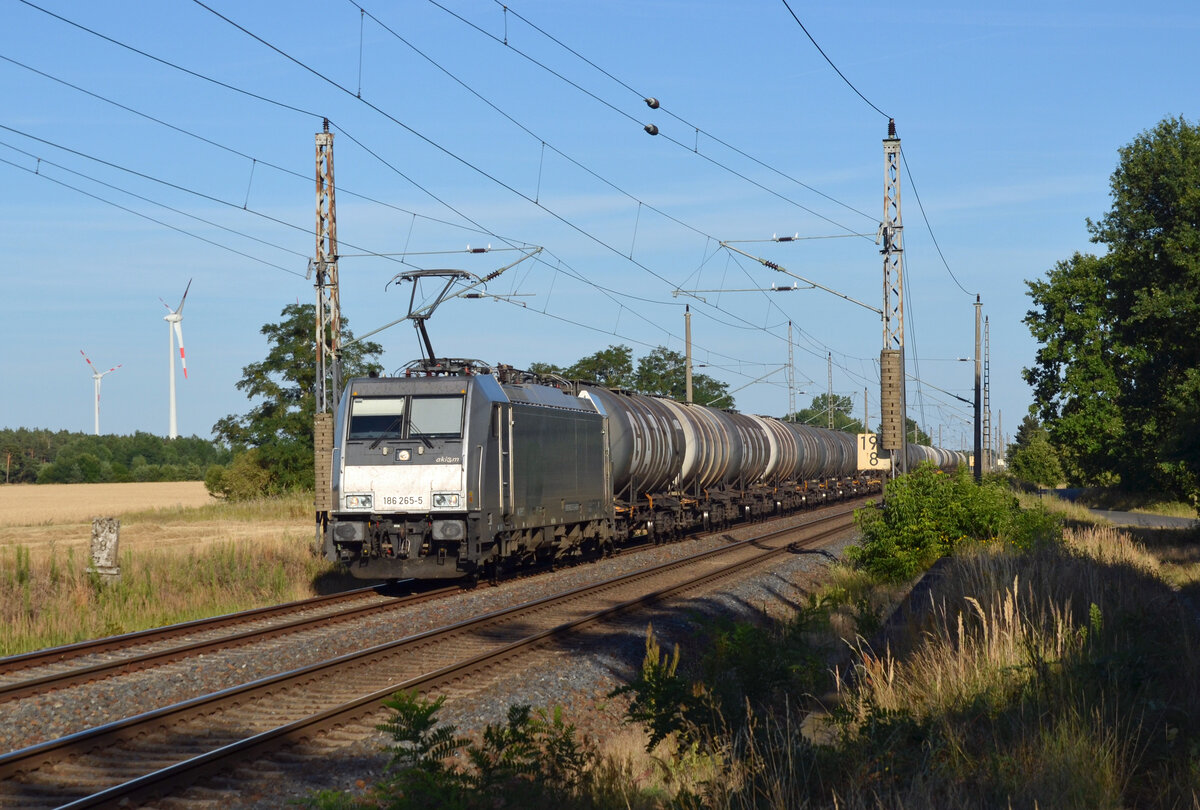 Am Abend des 24.07.22 zog 186 265 der akiem einen Kesselwagenzug durch Wittenberg-Labetz Richtung Dessau.