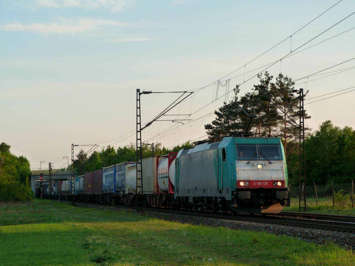 Am Abend des 24.4.14 fuhr 186 126 mit einem Containerzug über die KBS700. 
Die Lok hörte mal vor wenigen Jahren auf den Namen  EU43-001  und war für PKP Cargo unterwegs. Ihr schönes Farbkleid verlor sie leider, seitdem sie bei der ITL im Einsatz ist. Und heute? Heute fährt die Lok für keine der beiden Unternehmen mehr, denn nun fährt sie für das Schweizer Unternehmen Crossrail. Schon interessant, wie oft so eine Lok ihren Besitzer wechselt. 
Aufgenommen wurde der Zug bei Wiesental. 