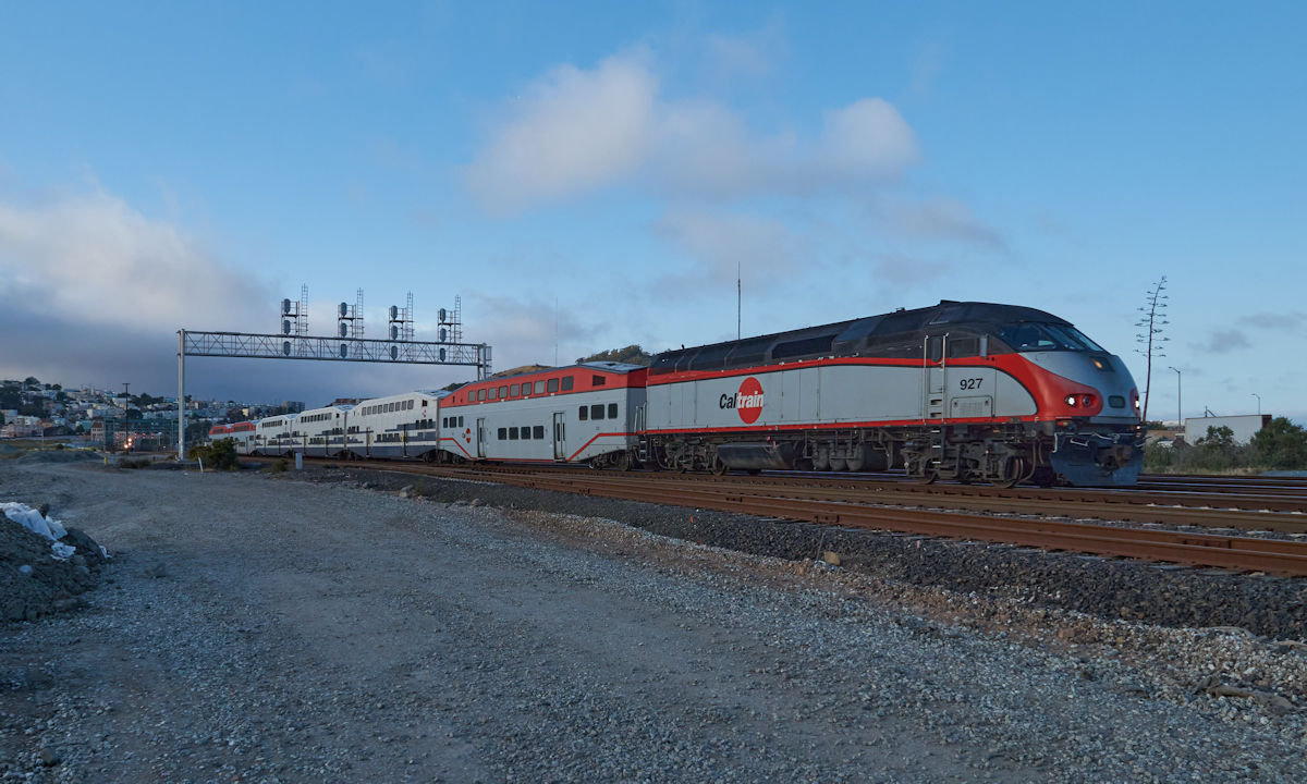 Am Abend des 24.5.2020 befand sich Caltrains Baby Bullet Nr. 386, mit MPI MP36PH-3C 927 an der Spitze, auf dem Weg von San Francisco nach Tamien. Gerade wurde die Station Bayshore durchfahren.