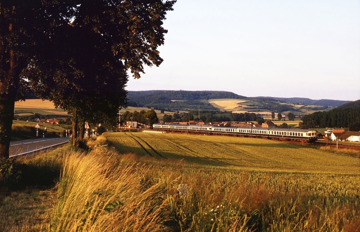 Am Abend des 24.7.1984 ist eine 624-Doppeleinheit bei Hembsen, Strecke Ottbergen - Altenbeken, unterwegs.