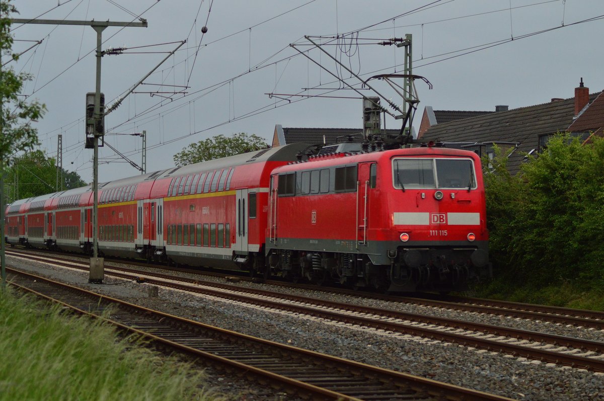Am Abend des 24.Mai 2016 schiebt die 111 115 einen RE4 nach Dortmund.
Hier ist der Zug in Kleinenbroich aufgenommen.