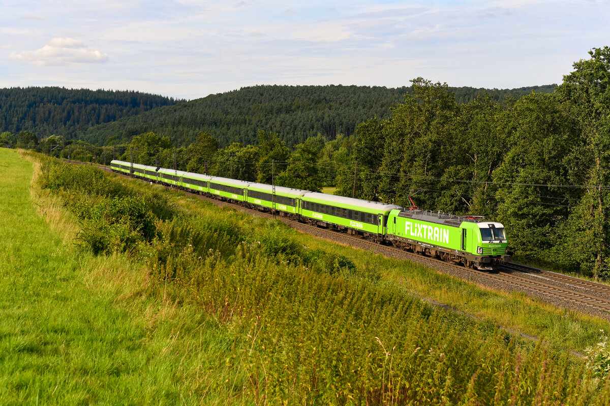Am Abend des 25. Juli 2024 konnte ich die 193 437 vor dem FLX 1245 von Berlin Gesundbrunnen nach Stuttgart HBF bei Bernhards aufnehmen. Die FLIXTRAIN Züge auf dieser Destination scheinen sich großer Beliebtheit zu erfreuen, inzwischen besteht der Zugverband aus neun Wagen, die auch immer gut besetzt sind. 
