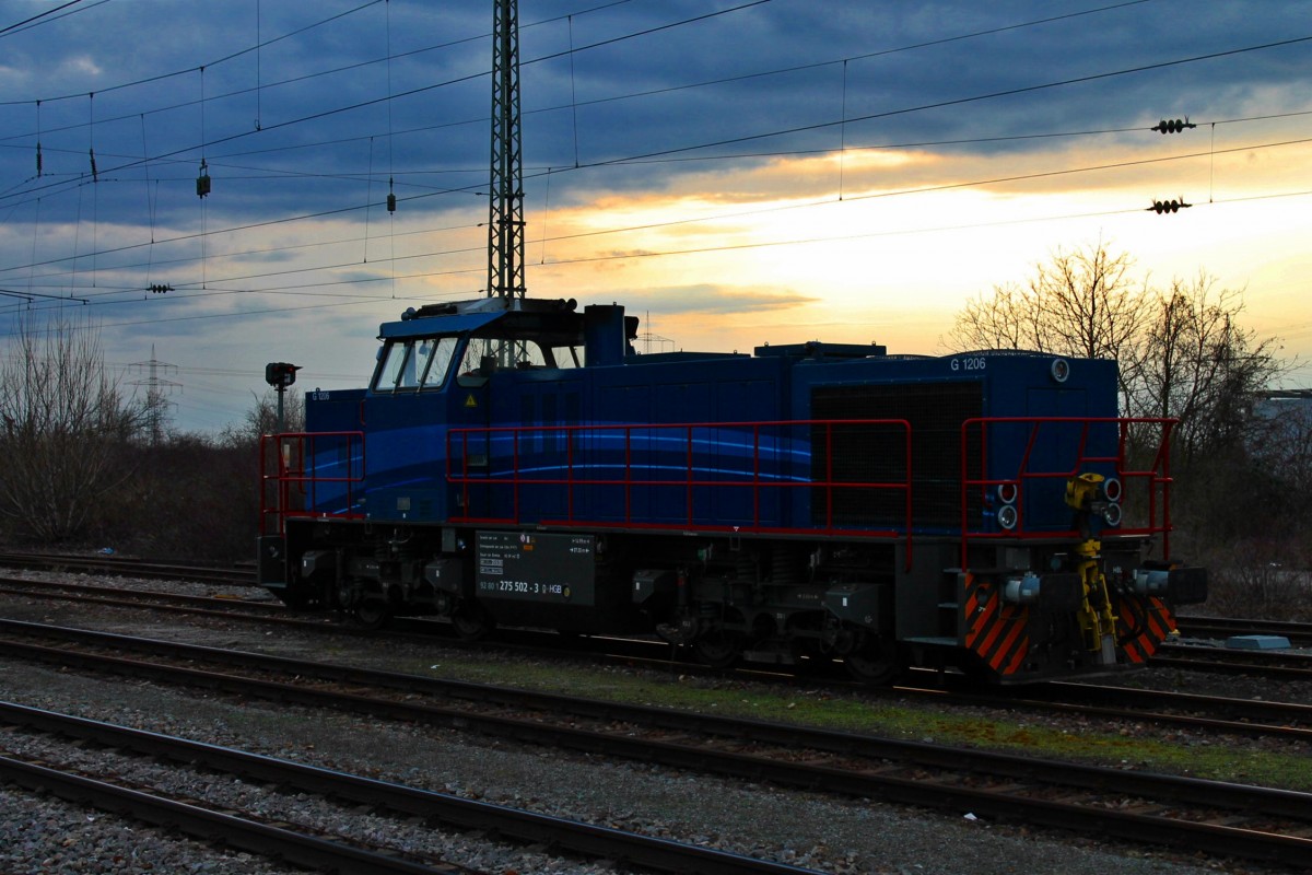 Am Abend des 25.02.2014 stand die HGB G1206 die auf die Nummer 275 502-3 hört, im südlichen Bahnhofsbereich von Müllheim (Baden) und wartet auf ihren nächsten Einsatz. Was die Lok in Müllheim zusuchen hat, weiß ich leider nicht.