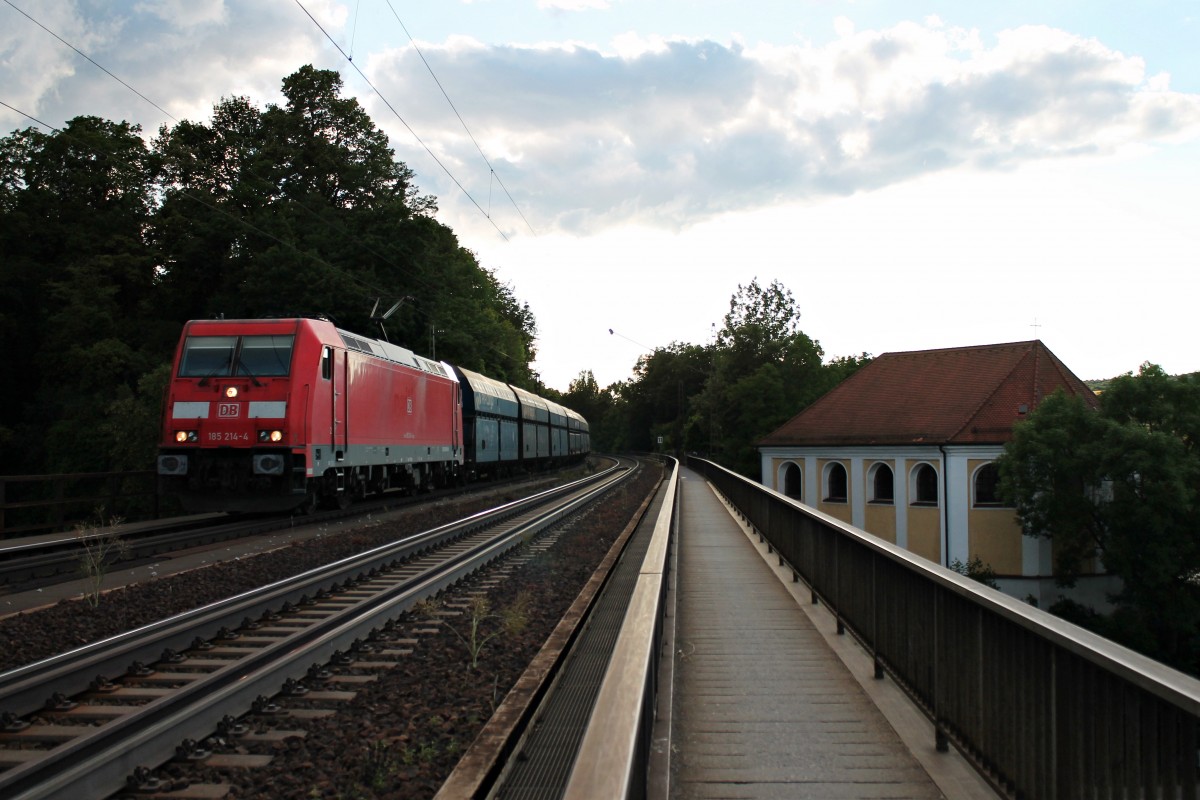 Am Abend des 25.06.2014 fuhr 185 214-4 mit einem vollen PKP Cargo Kohlezug über die Donaubrücke bei Mariaort in Richtung Süden. Rechts ist auch noch die Kappel von Mariaort zusehen.
