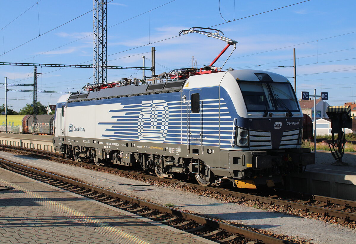 Am Abend des 25.07.2026 wartete die ČD 384 037-8 in Česk� Budějovice auf den Wagenpark des R 704  Vltava , den sie nach Praha hl.n. bespannte.