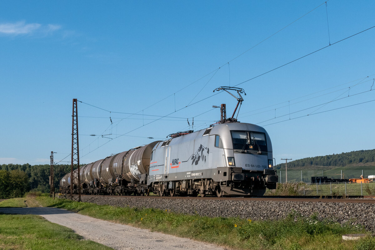 Am Abend des 25.09.2021 war HUPAC 182 602 mit einem Kesselzug nahe Retzbach-Zellingen gen Würzburg unterwegs.