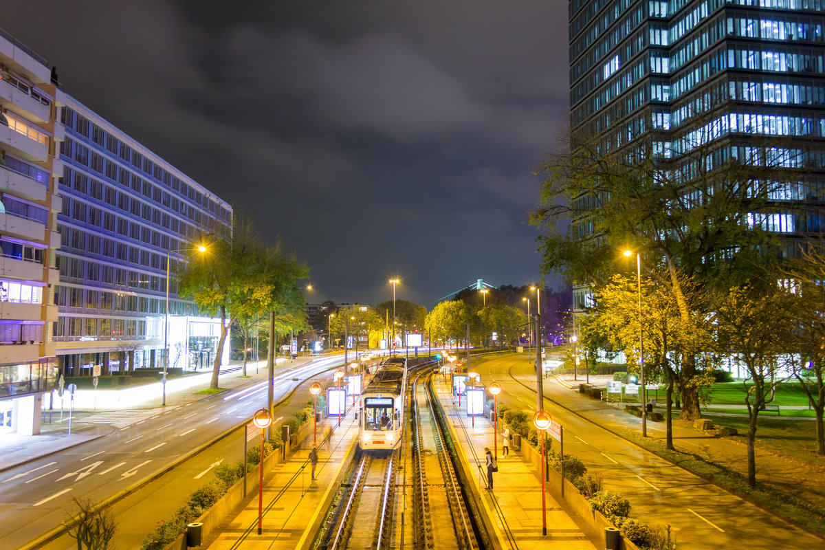 Am Abend des 25.10.2017 stehen die beiden K4500 4552 und 4514 der Kölner Verkehrs-Betriebe AG als Linie 9, baustellenbedingt nur bis Rath-Heumar, in der Haltestelle Deutzer Freiheit in Köln-Deutz.