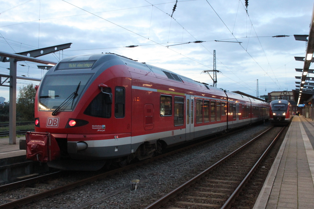 Am Abend des 25.10.2019 stand der DB-Regio Flirt im Rostocker Hbf, dies werden vielleicht die letzten Fotoaufnahmen sein bevor die ODEG ab Dezember dann die Strecke Rostock-Sassnitz/Binz und Züssow übernehmen soll.