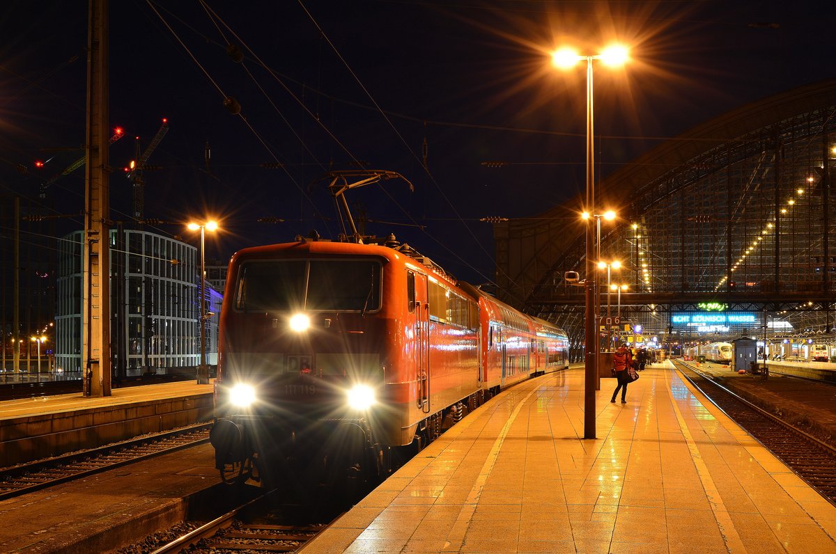 Am Abend des 25.11.16 kam 111 119 mit 2 Steuerwagen als Überführung durch Köln Hbf gen Köln Betriebshof gefahren. Der hintere Steuerwagen kam aus Niedersachsen. Zettel hatten beide Steuerwagen nicht an den Fenstern.

Köln Hbf 25.11.2016