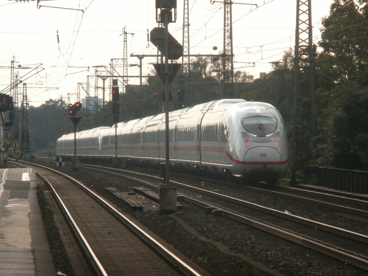 Am Abend des 25.7.14 kam der ICE Velaro D von seiner Fahrt nach München zurück und fährt nun nach Dortmund. Hier bei der Durchfahrt durch Düsseldorf Oberbilk.

Düsseldorf 25.07.2014