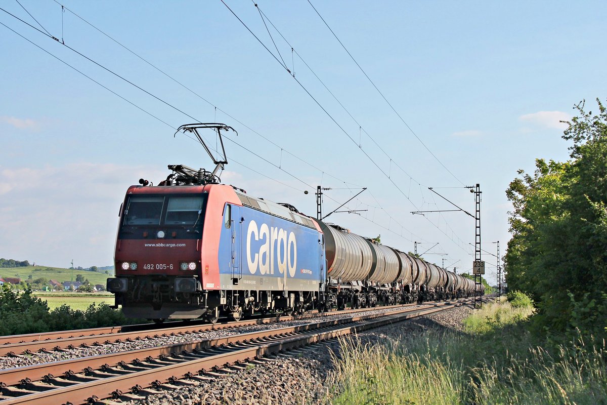 Am Abend des 26.05.2020 fuhr Re 482 005-6 mit dem DGS 48666 (Basel SBB RB - Hamburg Hohe Schaar) nördlich von Hügelheim über die Rheintalbahn durchs Markgräflerland in Richtung Freiburg (Breisgau).