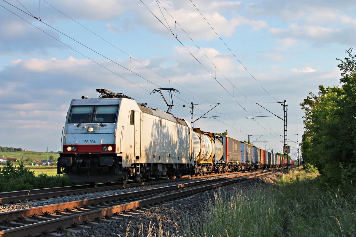 Am Abend des 26.05.2020 fuhr AKIEM/BLSC/TXL 186 904 mit dem DGS 43004 (Pomezia S.Palomba - Rheinhausen) zwischen Hügelheim und Buggingen über die Rheintalbahn in Richtung Freiburg (Breisgau).