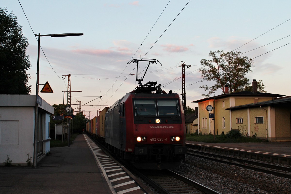 Am Abend des 26.06.2014 fuhr SBB Cargo Re 482 025-4 mit einem Containerzug ebefalls in Richtung Norden durch Regensburg Prüfening.