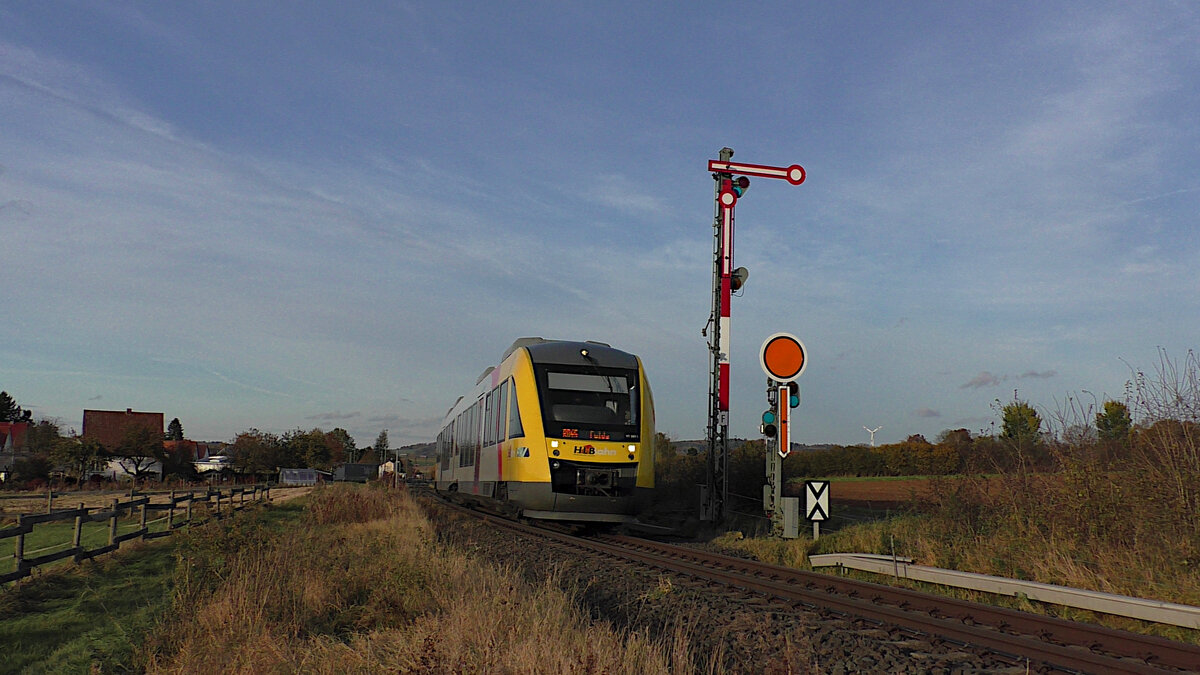 Am Abend des 26.10.2021 durchfährt 648 027-0 der HLB als RB45 nach Fulda den Bahnhof Wallenrod auf der Vogelsbergbahn.