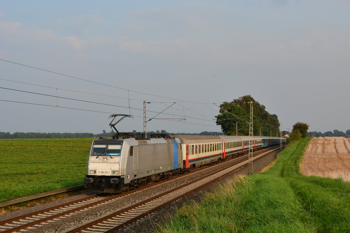 Am Abend des 26.8.17 zog dann die E186 291-1 die am Morgen kalt am Zugchluss hing den Gamescom Sonderzug zurück nach Amsterdam. Nun hing die 186 293-7 kalt am Zugschluss die am Morgen den Zug am Venlo übernahm. In Venlo wird die E186 291-1 dann von einer G2000 abgelöst welche den Sonderzug dann weiter nach Amsterdam bringt. Hier fährt der Sonderzug gerade an Rommerskirchen vorbei gen Grevenbroich.

Rommerskirchen 26.08.2017