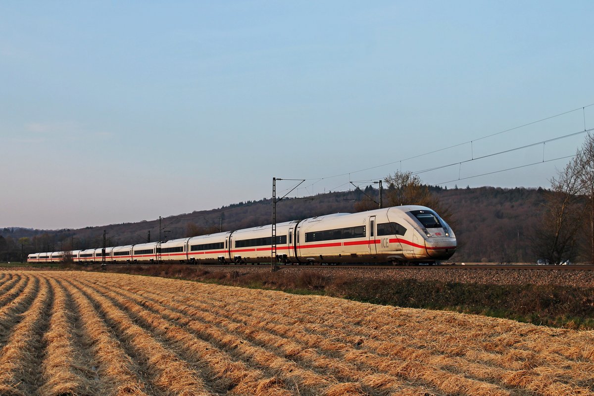 Am Abend des 27.03.2020 fuhr 412 007 (9007/5812 007-3) als ICE 1177 (Hamburg Altona - Basel Bad Bf) bei Sexau über die Rheintalbahn am Schwarzwald vorbei in Richtung Freiburg (Breisgau).