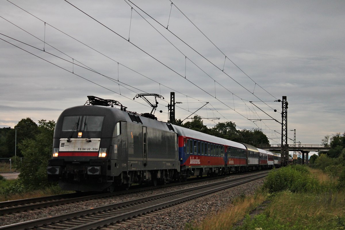 Am Abend des 27.07.2017 bespannte MRCE/BTE ES 64 U2-034 (182 534-8) den DPF-K 1796 (Lörrach Gbf - Hamburg Altona), als sie südlich von Buggingen noch am Anfang ihrer Reise war und gen Bad Krozingen fuhr. 