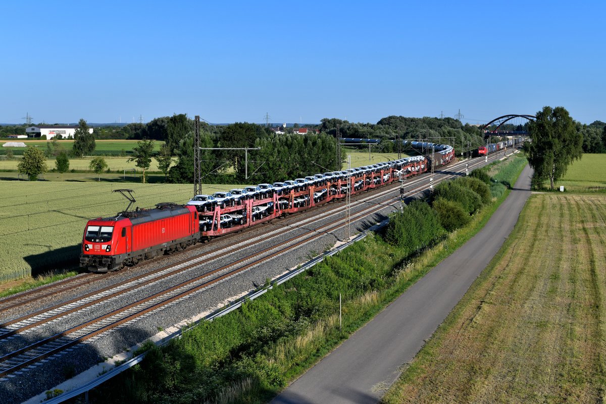 Am Abend des 28. Juni 2019 ergab sich dann noch die Gelegenheit, bei Nordheim eine seltene Betriebssituation aufzunehmen. Die 187 100 kam mit einen gemischten Güterzug aus Ingolstadt über die Donautalbahn eingefahren. Die Leistung wurde aufgrund einer baustellbedingten Streckensperrung im Altmühltal umgeleitet. Im Hintergrund wartete eine 152 mit einem KLV am rot zeigenden Einfahrsignal. 