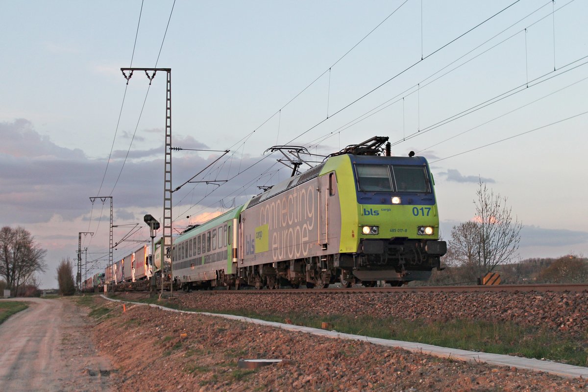 Am Abend des 28.03.2017 fuhr Re 485 017-8 mit einer RoLa (Freiburg (Brsg) Rbf - Novara Boschetto) nördlich von Müllheim (Baden) über die KBS 703 durchs Markgräflerland in Richtung Basel.