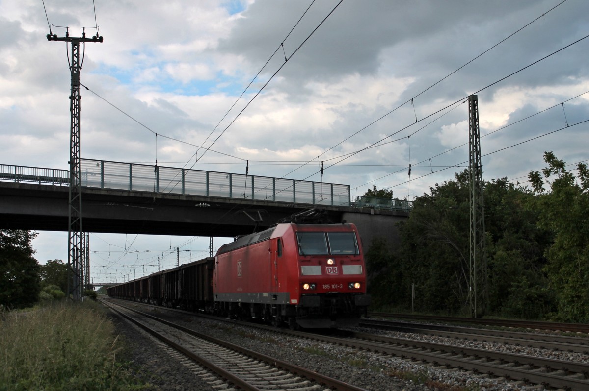 Am Abend des 28.05.2014 fuhr 185 101-3 mit einem kurzem Tonerdezug aus Limburg (Lahn) nach Italien durch Müllheim (Baden).