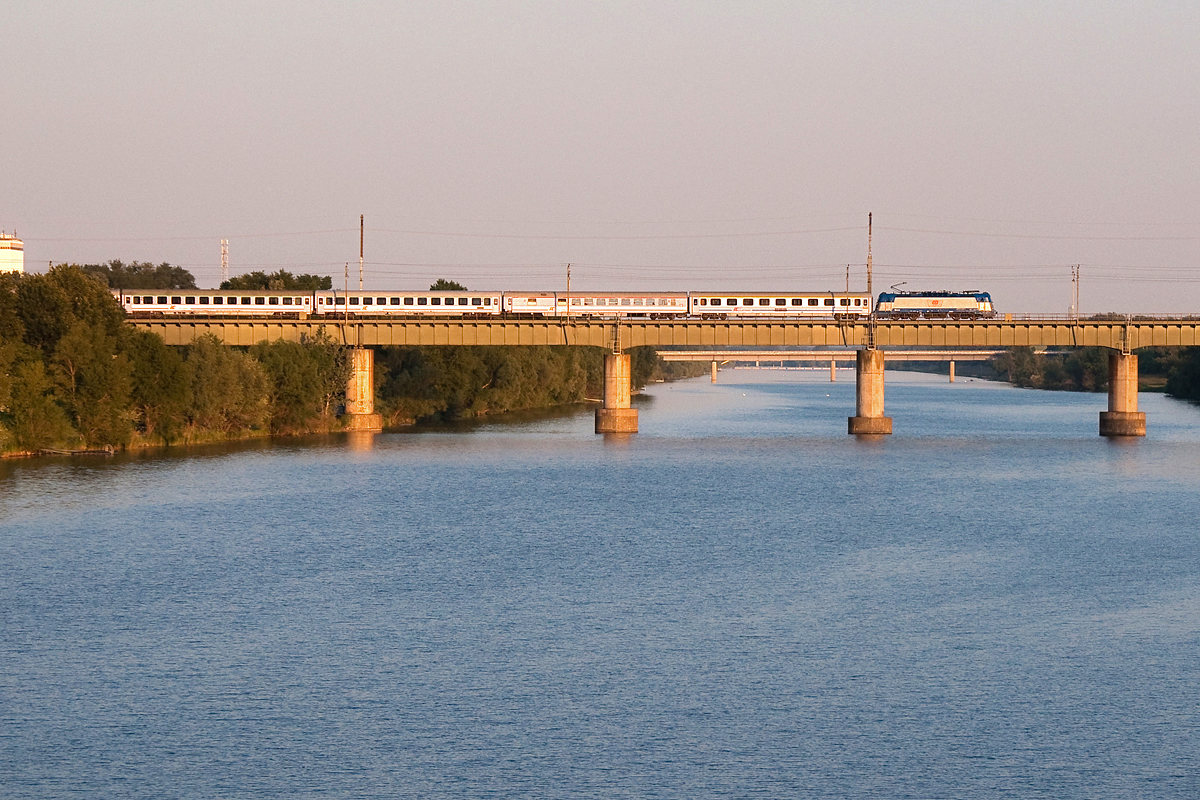 Am Abend des 28.05.2015 konnte der EC 105 nach Wien Westbahnhof auf der Brücke über die neue Donau in Wien abgelichtet werden.