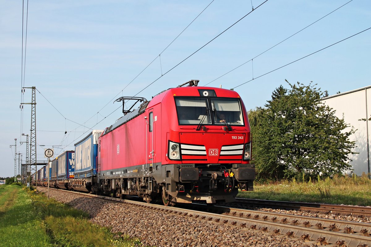 Am Abend des 28.08.2019 fuhr 193 343 mit einem KLV aus Rotterdam Waalhaven über die Rheintalbahn durchs Markgräflerland und durch den Haltepunkt von Auggen in Richtung SAchweizer Grenze.