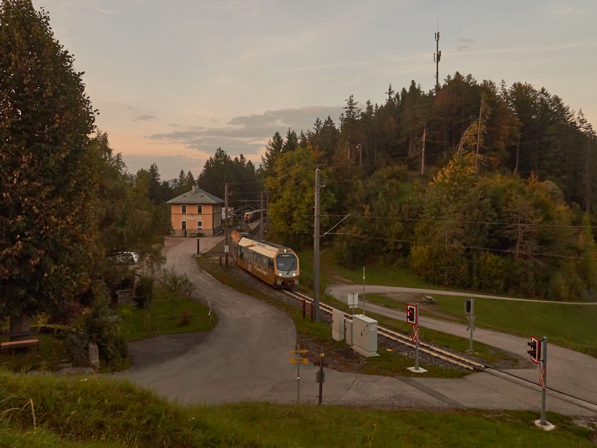 Am Abend des 28.09.2021 war eine unbekannte Himmelstreppe als R6815 auf dem Weg von St. Pölten nach Mariazell. Gerade wurde der Bahnhof von Winterbach verlassen.