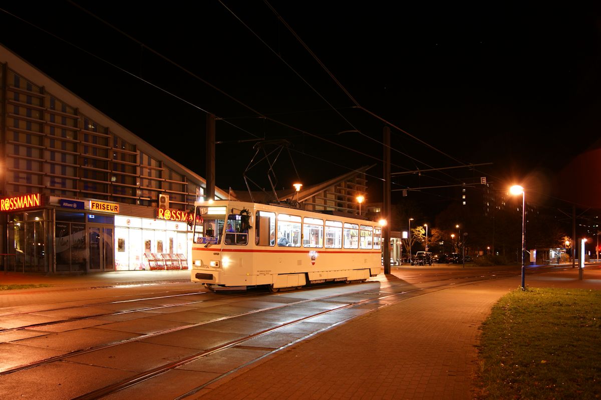 Am Abend des 28.11.2015 fuhr der T6A2 704 aufgrund des 25-Jhrigen Jublilums der Strecke nach Toitenwinkel im Linienverkehr von der Hafenallee zur Mecklenburger Allee und wurde auf der Rckfahrt an der Mehrzweckhalle in Ltten-Klein (Haltestelle Warnowallee) abgelichtet. 