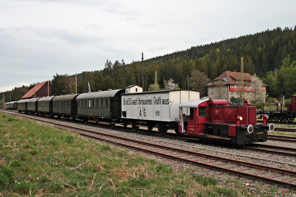 Am Abend des 29.04.2018 stand Köf 6586 (ex. 323 878-9) mit dem frisch restaurierten und revidierten Rothaus-Bierwagen (Baujahr 1927), welcher noch nicht ganz fertig mit der Beschriftung war, vor dem IG 3Seenabhn-Pendelzug im Museumsbahnhof von Seebrugg.