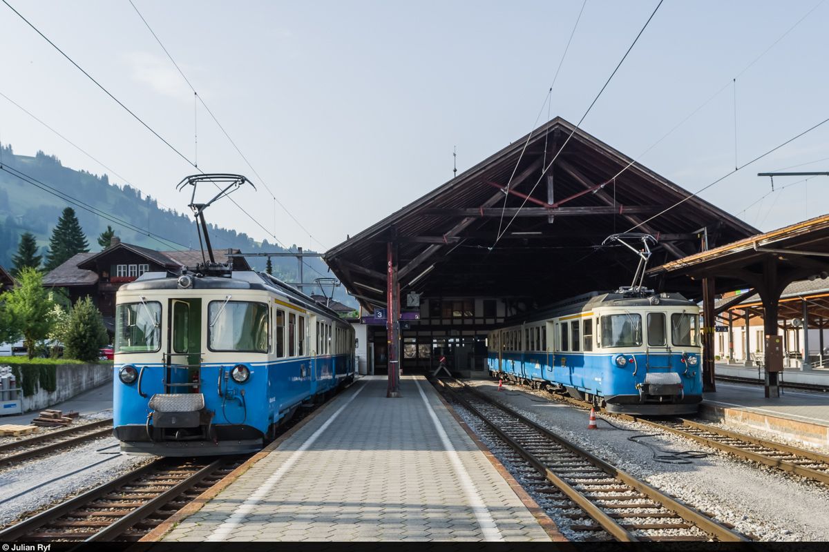 Am Abend des 3. Juli 2015 traf der als Regio von Gstaad her kommende ABDe 8/8 4001 (rechts) in Zweisimmen auf seinen Bruder 4003 (mit offener Fronttüre).