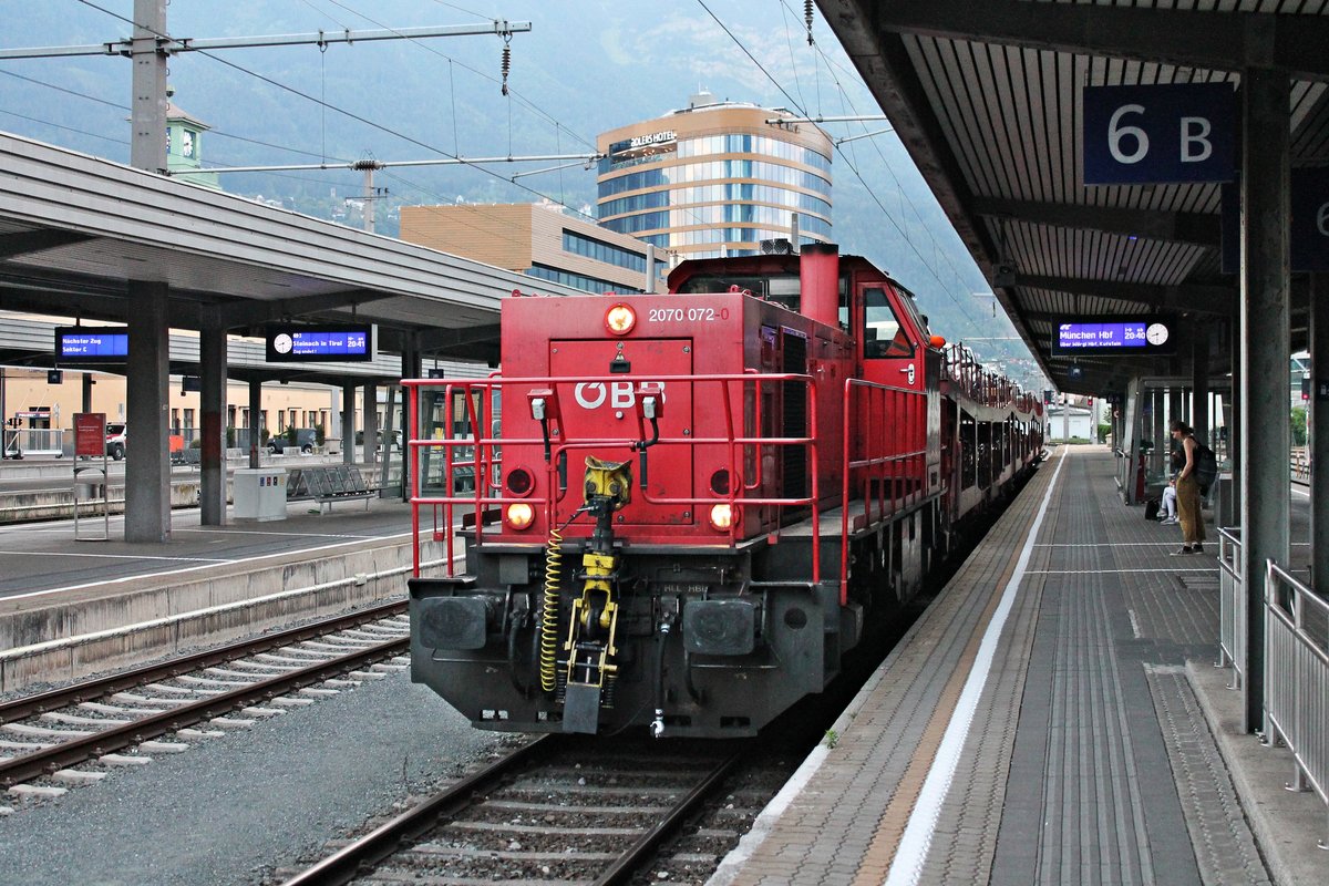 Am Abend des 30.06.2018 rangiert ÖBB 2070 072 die beladenen Autotransportwagen für den NJ 420 durch den Innsbrucker Hbf ins Vorfeld, um dort dann ans andere Ende der Wagen fahren.