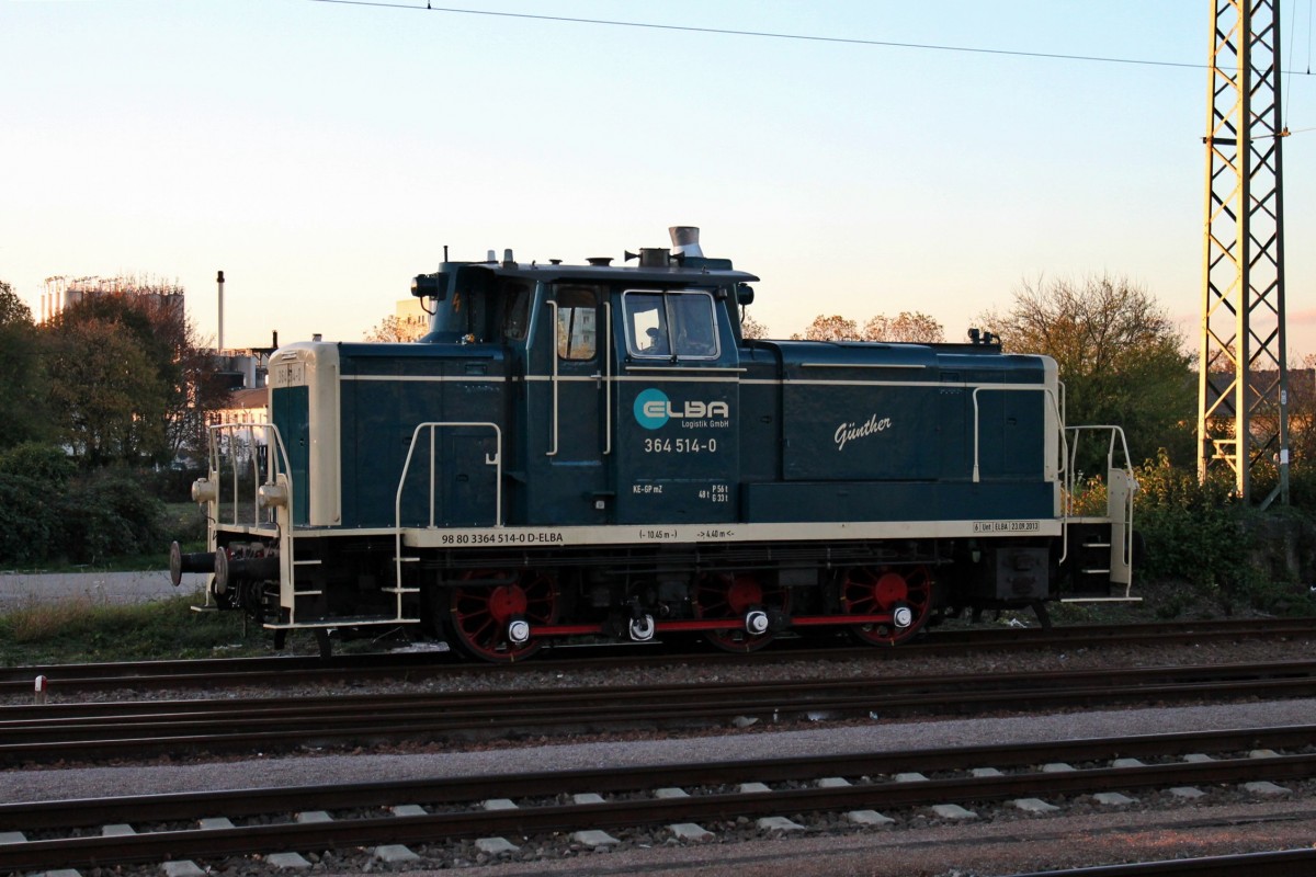 Am Abend des 30.10.2013 stand die neue ELBA Lok 364 514-0  Gnter  (Unt/Elba/23.09.2013) abgestellt in Lahr (Schwarzw) und wartet auf ihren nchsten Einsatz. 