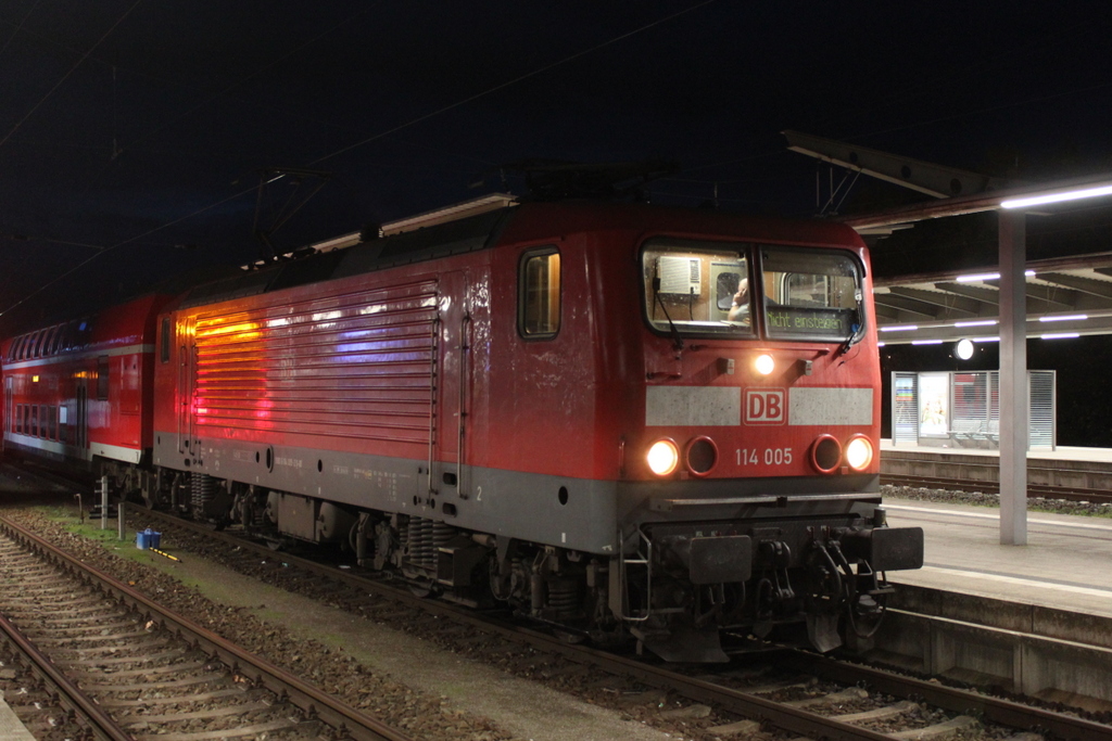 Am Abend des 30.10.2018 stand zur Freude des Fotografen statt Twindexx die 114 005-2 im Rostocker Hbf